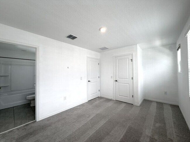 Building Photo - Westview End Unit Townhome