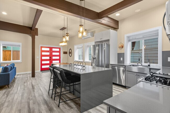 Building Photo - 917A 17th Ave