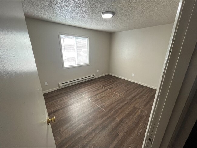 Building Photo - Move in apartment in quiet complex