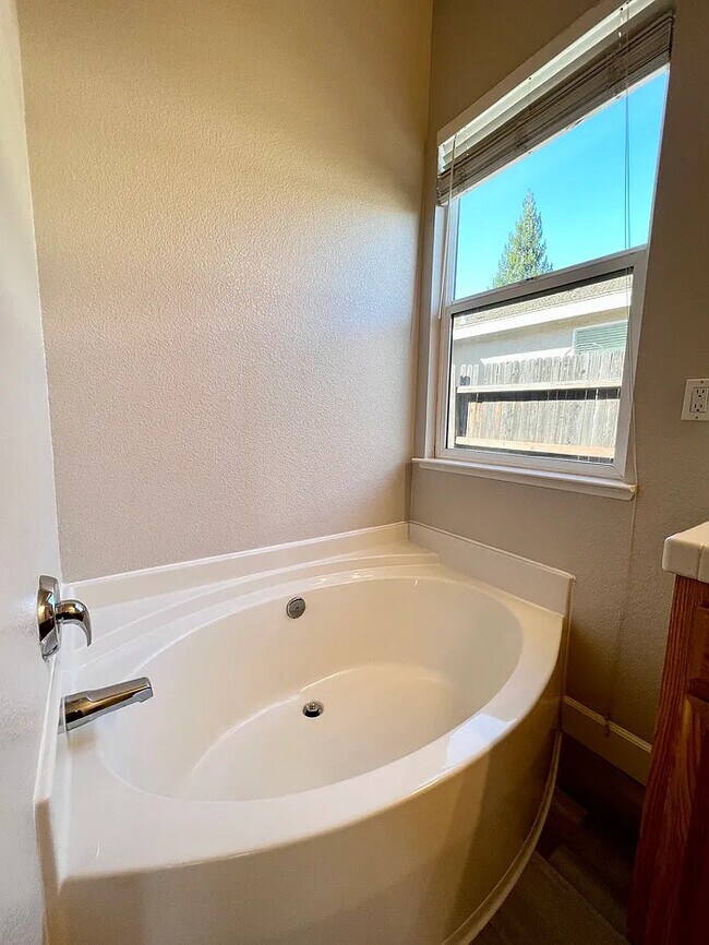 Building Photo - Stunning 4 bedroom 2 bathroom home in Linc...