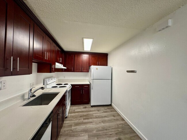 Building Photo - Move-In Ready 2-Bedroom 1 Bathroom Apartme...