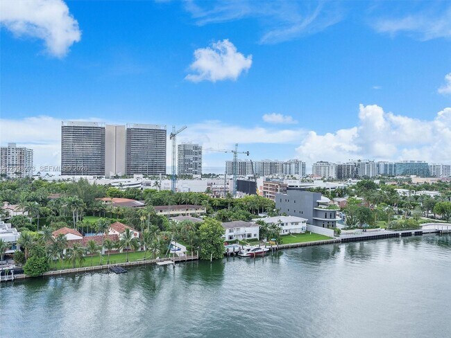 Building Photo - 9751 E Bay Harbor Dr