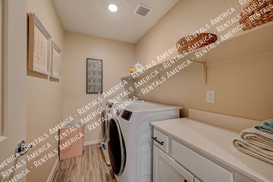 Building Photo - 310 Quail Finch Dr