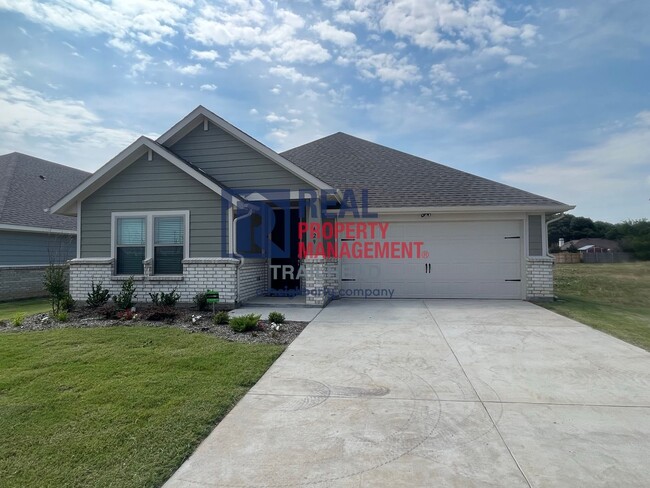 Building Photo - Spacious 3 Bedroom/2 Bath Open Concept Home