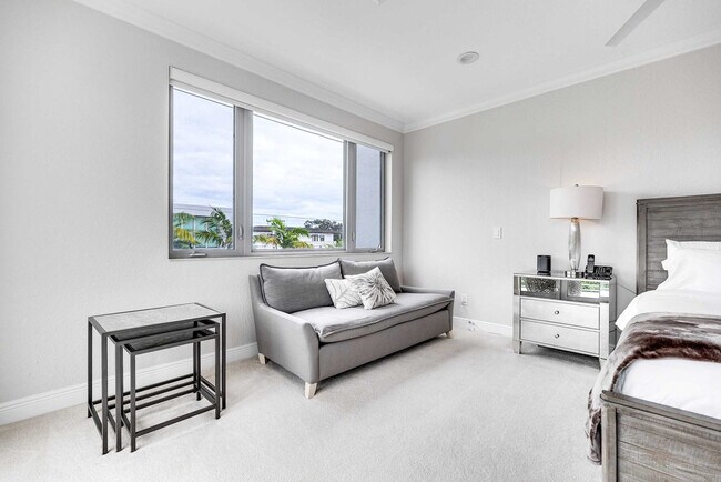 Building Photo - 1412 SE 2nd St