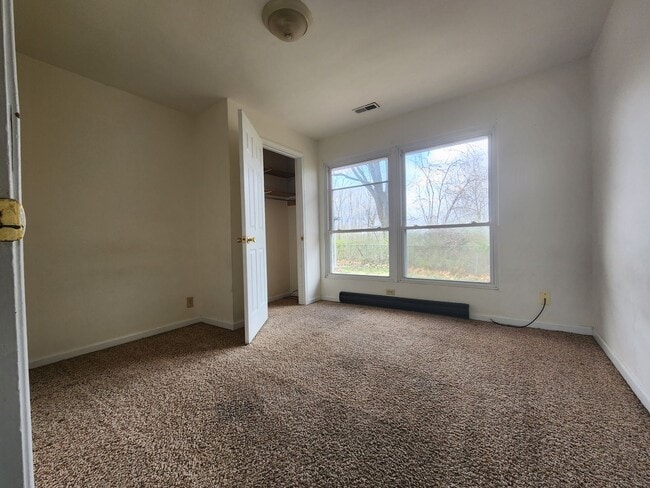 Building Photo - Three bedroom in Alton
