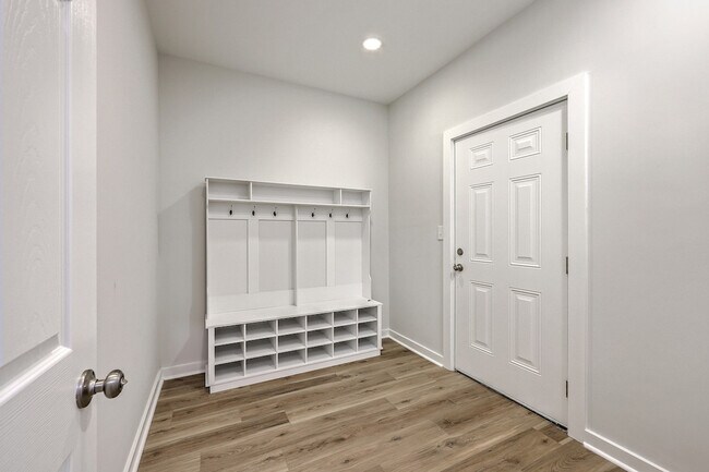 Building Photo - 5754 Pilgrim Ave