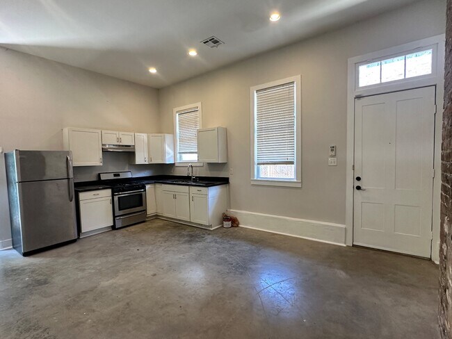 Building Photo - Chic 1BR with High Ceilings, In-Unit Laundry, and Courtyard—Near Mid-City Favorites