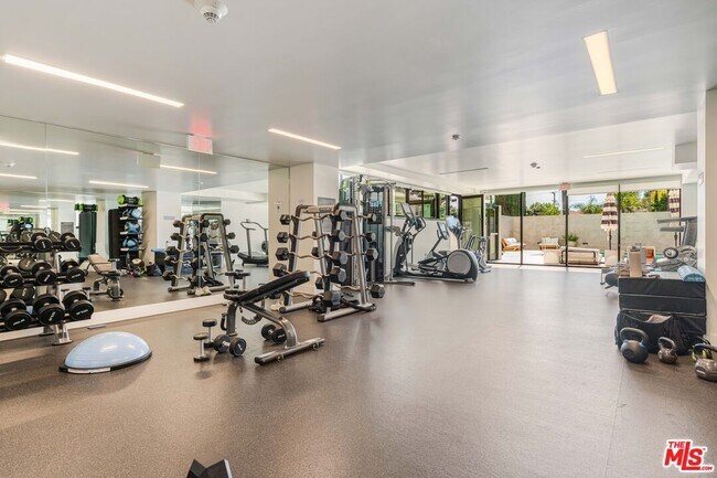 Building Photo - 818 N Doheny Dr