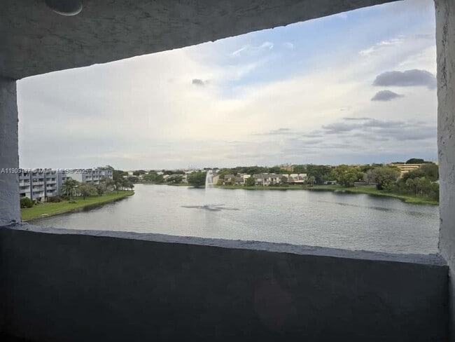 Building Photo - 9351 Fontainebleau Blvd