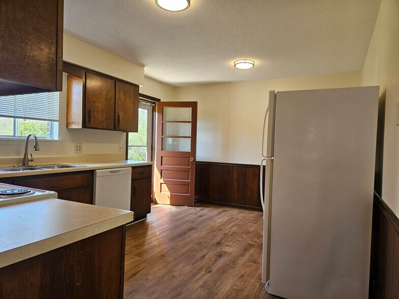 Kitchen/eating area - 3696 Bennett Rd