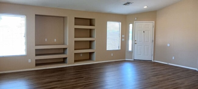 Building Photo - Warm, Inviting 3 Bed / 2 Bath Home in Surp...