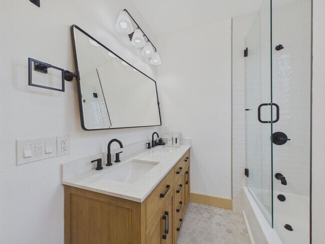 Building Photo - 58 Vale St