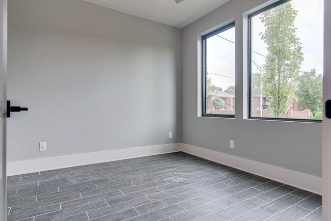 Building Photo - 1654 19th Ave S