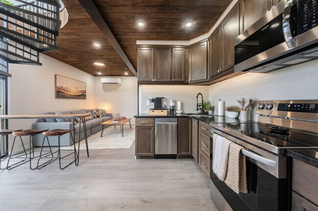 Building Photo - 736 W Rider Dr