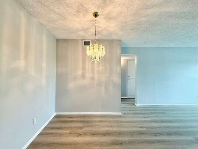 Building Photo - 2455 Finlandia Ln