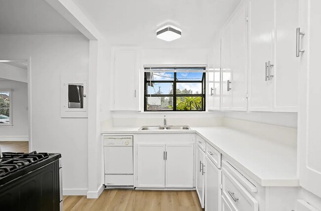 Building Photo - 3 Bedroom, 1 Bathroom Home – Ideal for Stu...