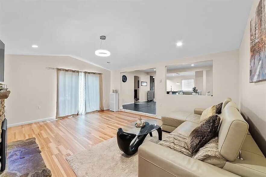 Building Photo - 15 Ancona Rd