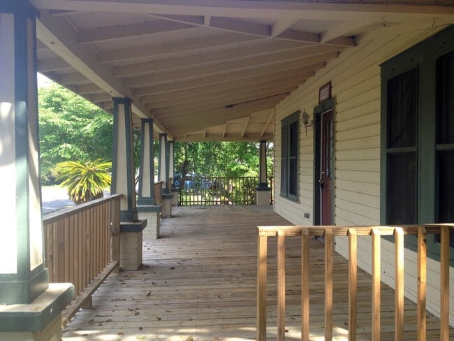 Building Photo - Beautiful Historic Dade City 4BR/3BA Home NO APPLICAATION FEE!!