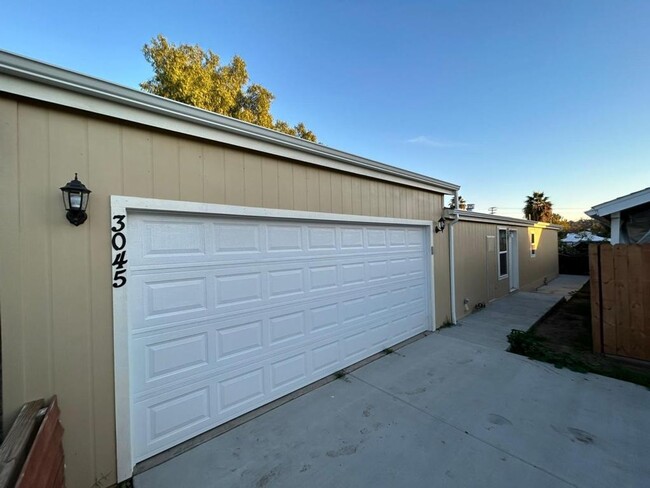 Building Photo - 3BD 2 BA House With 2 Car Garage