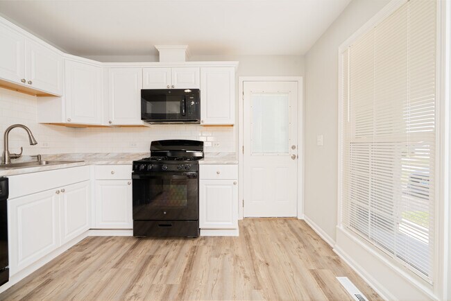 Building Photo - 6 E Briarwood Dr