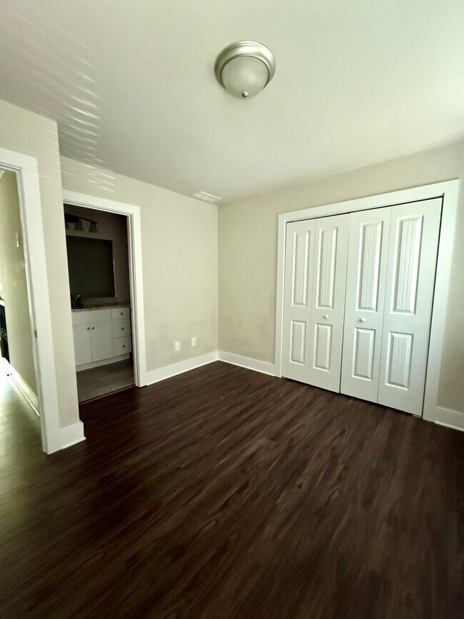 Building Photo - 2 Bed / 2.5 Bath near Lake Lanier