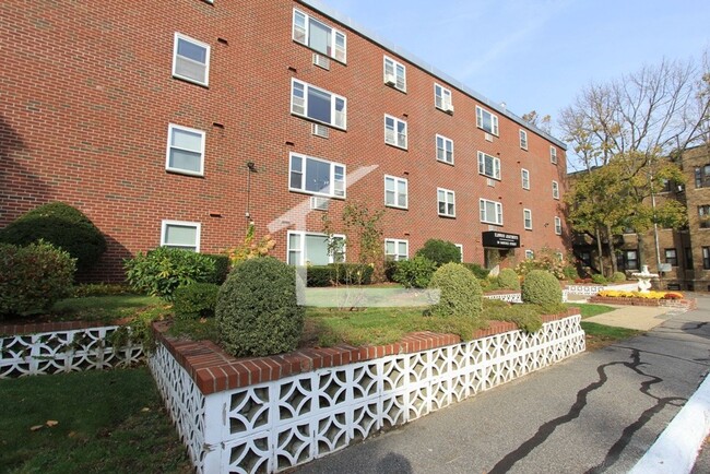 Building Photo - Coolidge Corner 2 Bed Available Now