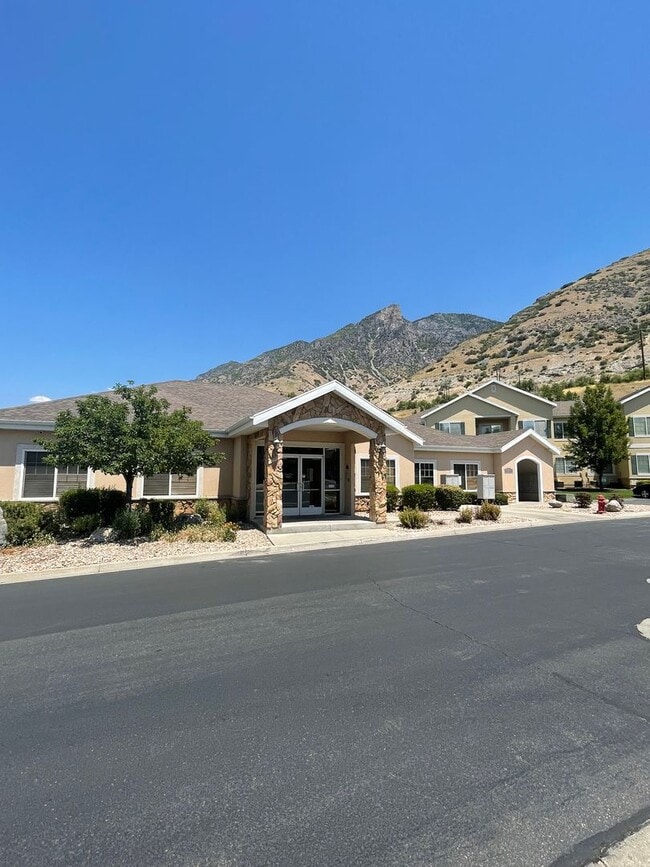 Building Photo - Dashing Canyon Meadow Townhome