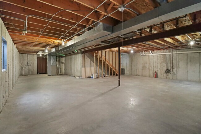 Building Photo - 1462 Glen Ellyn Rd