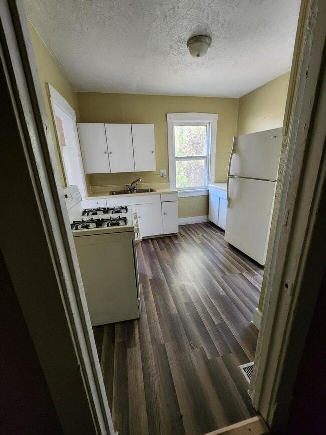 Building Photo - Newly remodeled 2 bedroom, 1.5 bathroom House