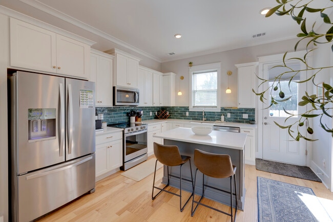 Building Photo - 615 E 33rd St