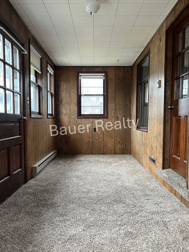 Building Photo - 3 -4 Bedroom Home Near Brookside Park