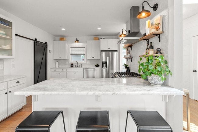 Building Photo - Stunning Rental In Charlotte Parkside