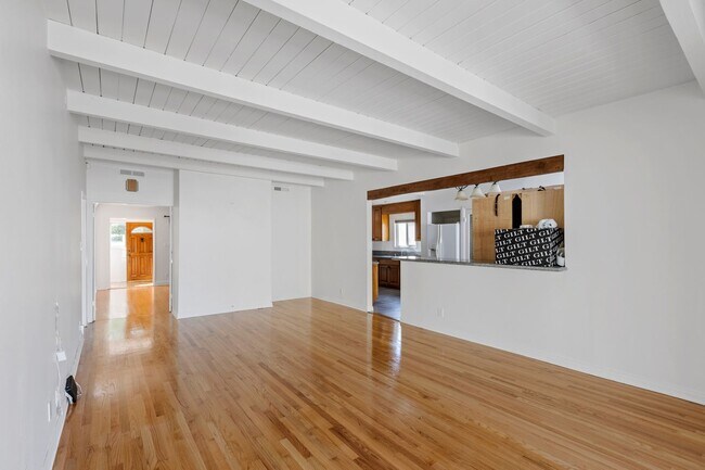 Building Photo - Spacious 4 BR 3 BA Home in Prime West L.A.