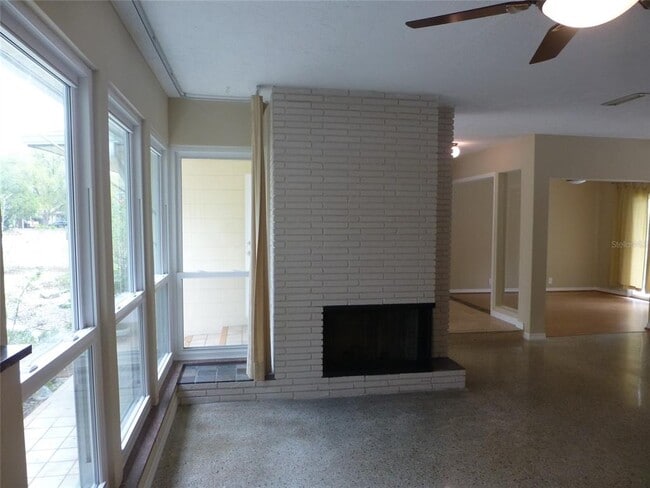 Building Photo - 513 Carolyne St