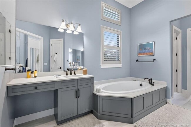 Building Photo - 5407 SW Pomegranate Way