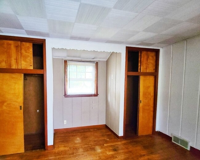 Building Photo - 823 Elm St