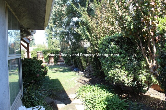 Building Photo - Top Of The Line Big 2/3 Bedroom Single Story Home Ready to Go!!!