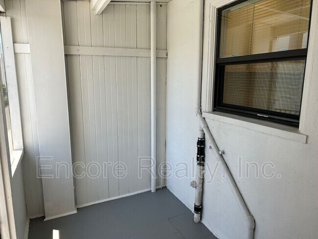 Building Photo - 303 3rd Ave