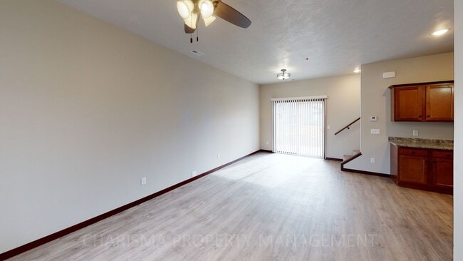 Building Photo - 3 BD, 2.5 BA TOWNHOME, DOUBLE ATTACHED GAR...