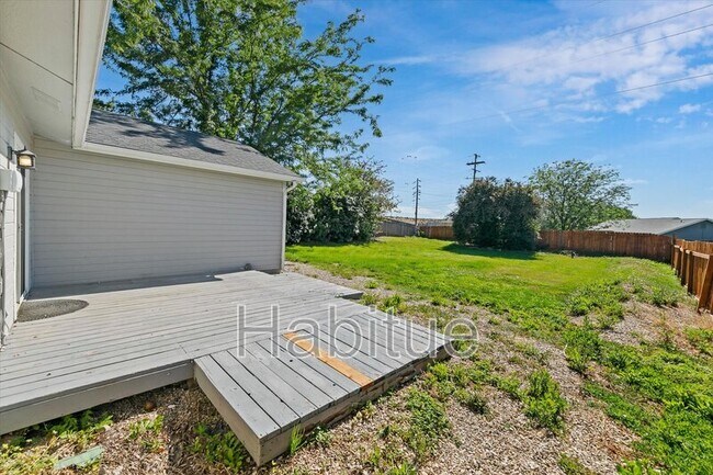 Building Photo - 2041 E Oakridge Ct
