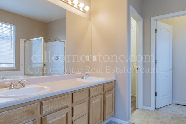 Building Photo - 3305 Hollycrest Dr