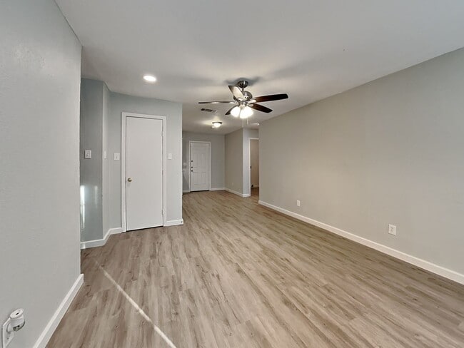 Building Photo - Remodeled 4-Bed, 2-Bath Home with Fenced Backyard in Mesquite, TX