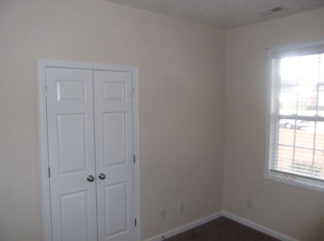 Building Photo - Spacious 3 bedroom with bonus!