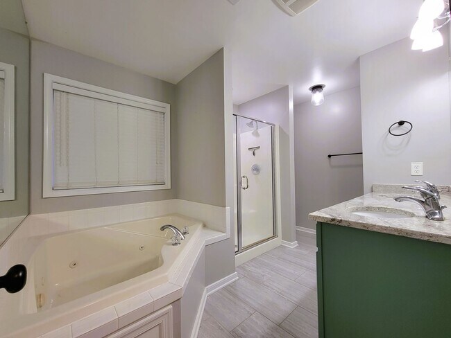 Building Photo - Large contemporary in Birkdale Subdivision...