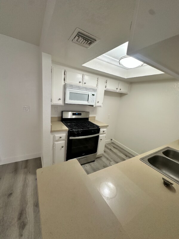 Building Photo - 15009 Moorpark St