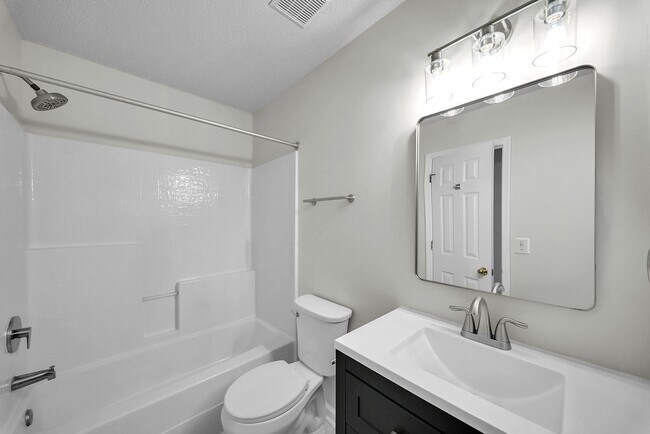 Building Photo - Beautifully Remodeled and Modern Home in Yorktown!