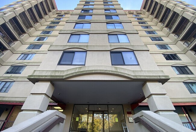 Building Photo - 1600 Park Cir