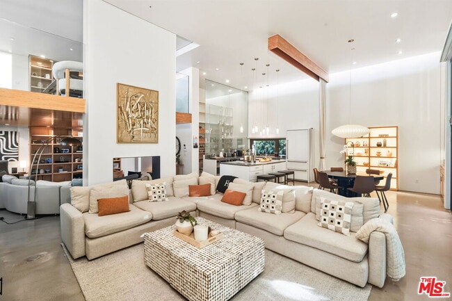 Building Photo - 1849 Fox Hills Dr