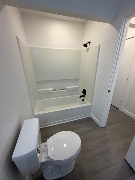 Building Photo - 1410 Ashwood Rd